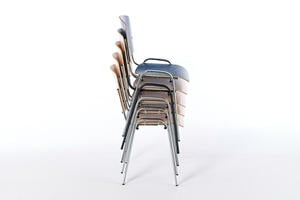 Durch die vertikale Stapelung ist die Lagerung sehr platzsparend Durch die vertikale Stapelung ist die Lagerung sehr platzsparend